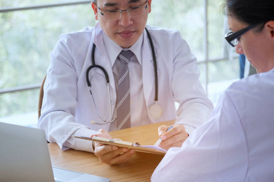 年輕醫(yī)生與高齡患者的診室對(duì)話 一份健康咨詢的全景記錄